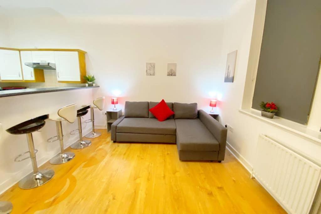 Cozy Nights - Ibrox Street Appartement Glasgow Buitenkant foto