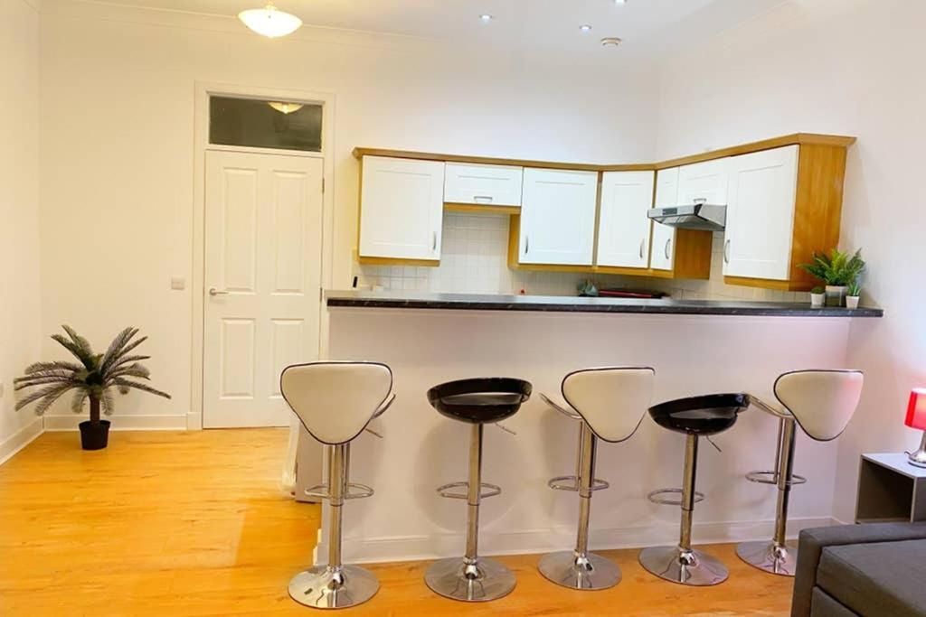Cozy Nights - Ibrox Street Appartement Glasgow Buitenkant foto